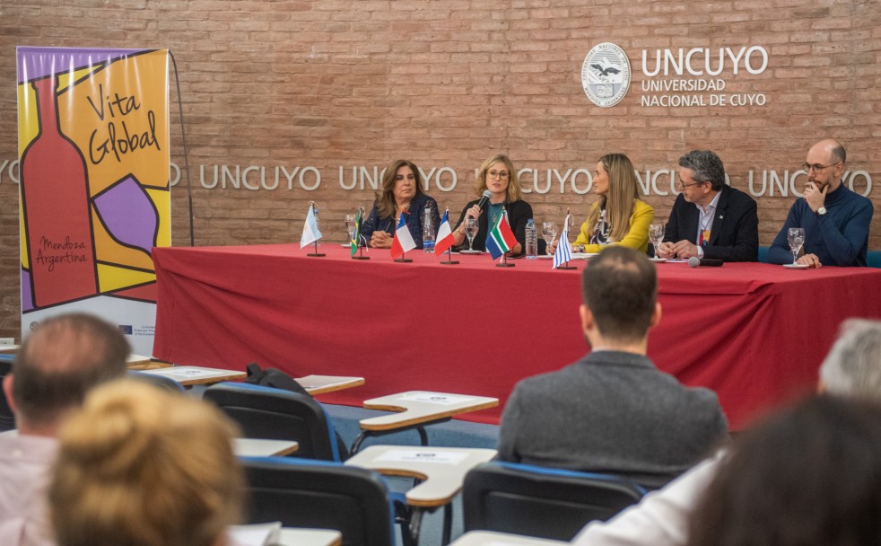 imagen Encuentro internacional en clave vitivinícola transcurre en la UNCUYO