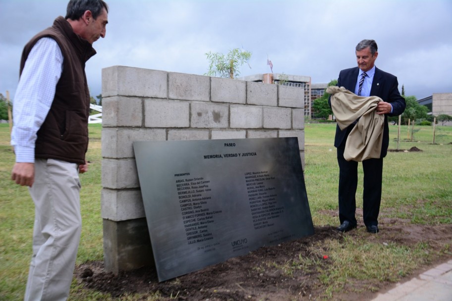 imagen Eucaliptus para "sembrar memoria" en el Paseo de los desaparecidos de la UNCuyo