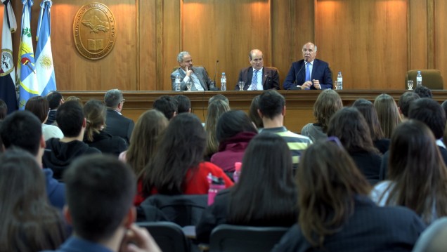 imagen Lorenzetti dictó una clase sobre Derecho Ambiental en la UNCuyo