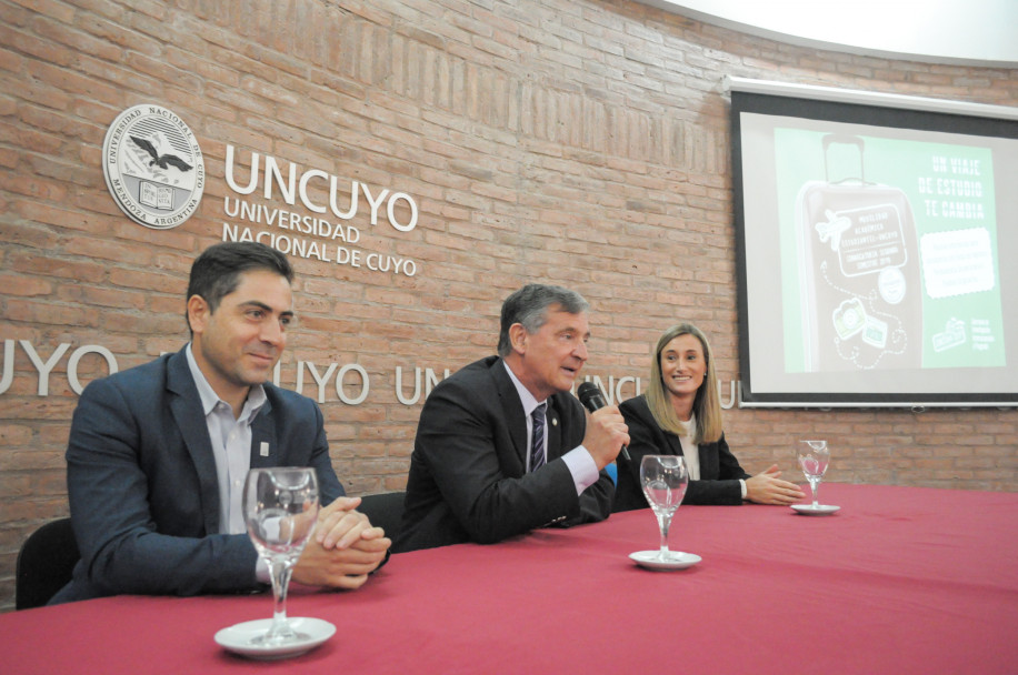 imagen Alumnos becados podrán estudiar en universidades latinoamericanas