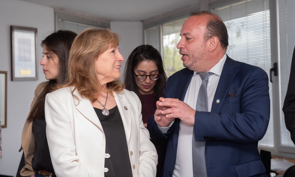 imagen La rectora de la UNCUYO se reunió con la embajadora de Chile