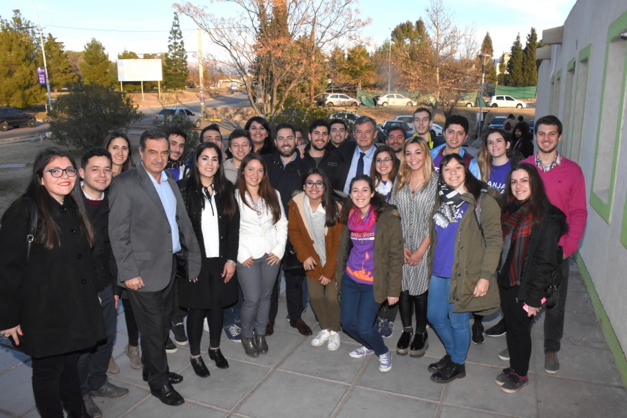 imagen Instalaron innovador puesto de carga de Red Bus en el Comedor Universitario