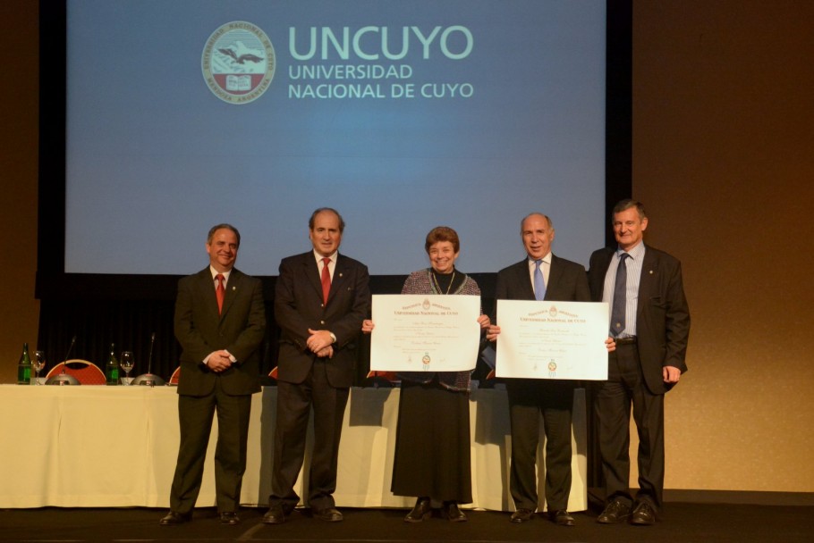 imagen Lorenzetti y Kemelmajer, Honoris Causa de la UNCuyo