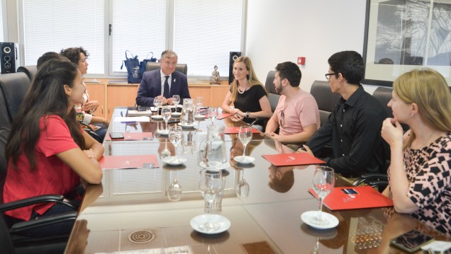 imagen Pizzi se reunió con los jóvenes destacados de la UNCUYO
