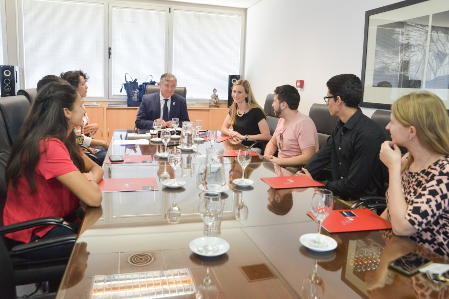 imagen Pizzi se reunió con los jóvenes destacados de la UNCUYO