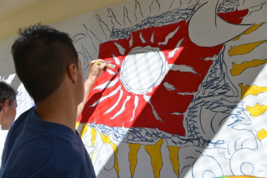 imagen REP pinta un mural en las aulas de la UNCuyo en el penal de Bolougne Sur Mer