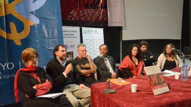 imagen Presentación de un libro de la Ediunc con León Gieco colmó el Teatro Universidad