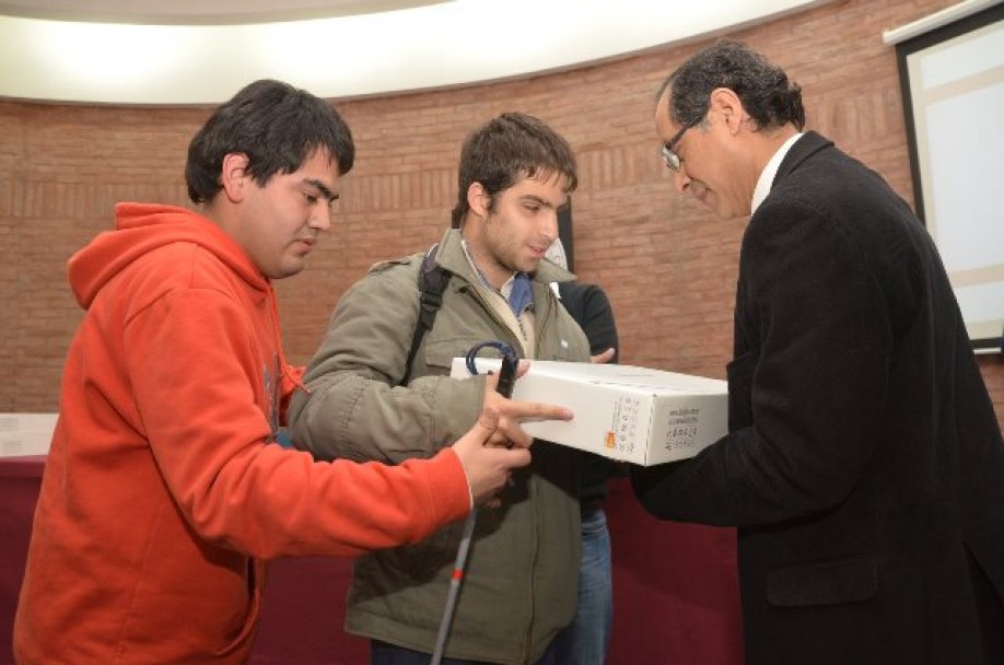 imagen Alumnos con discapacidad recibieron notebooks que facilitarán sus estudios