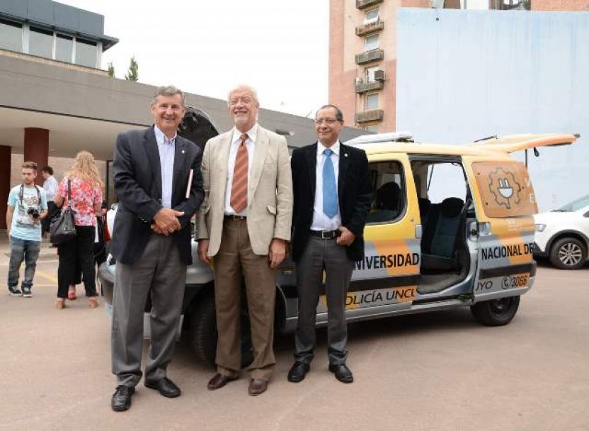 imagen Nuevo auto eléctrico patrulla el Campus de la UNCuyo