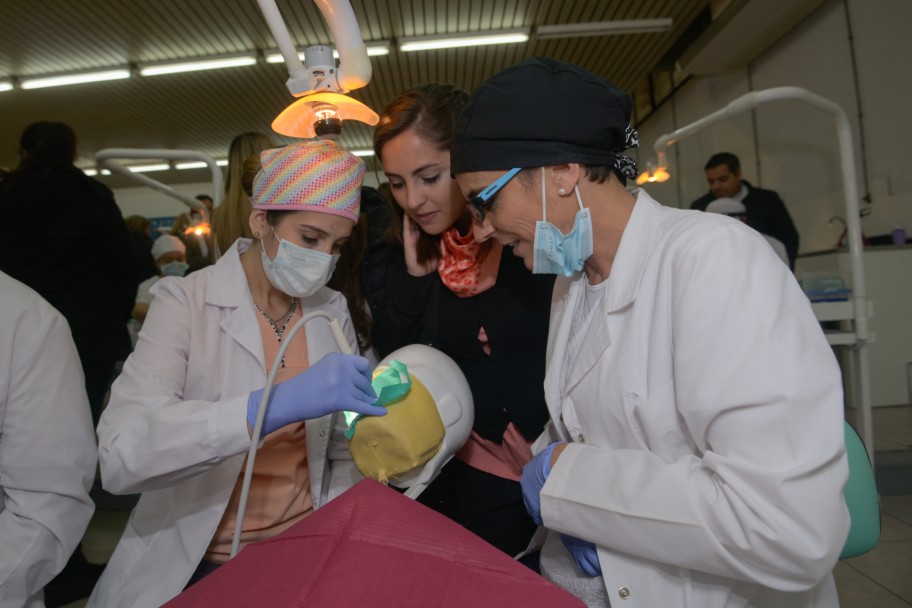 imagen Estudiantes de Odontología aprenden con robots