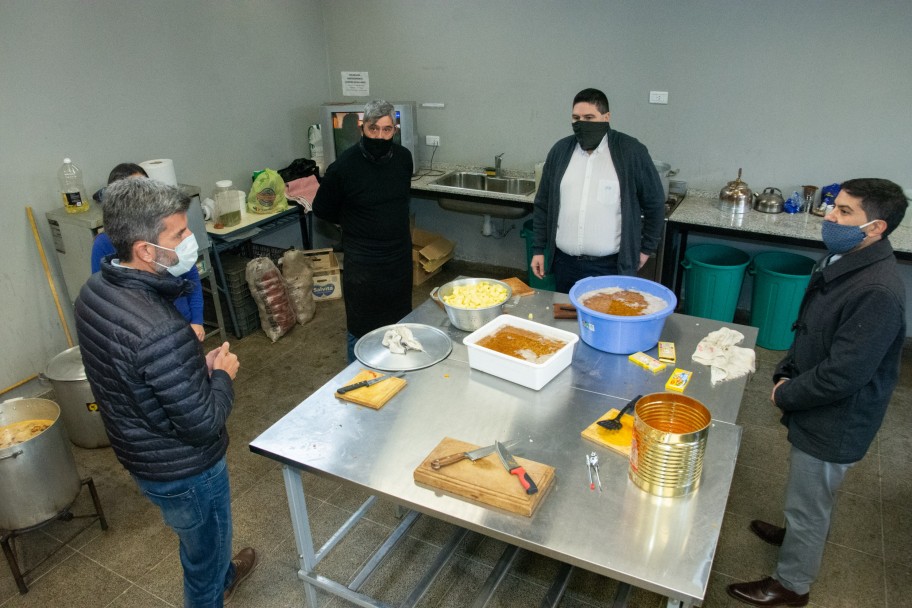 imagen La Universidad donó alimentos a barrios del Oeste de la Ciudad