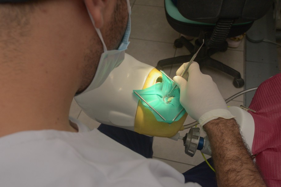 imagen Estudiantes de Odontología aprenden con robots