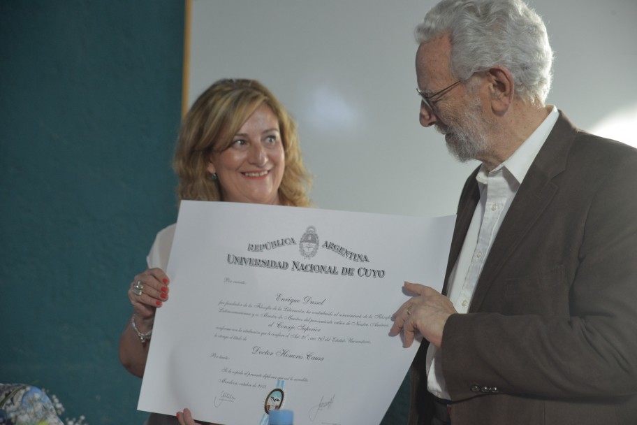 imagen Honoris Causa para Enrique Dussel precursor de la Filosofía de la Liberación