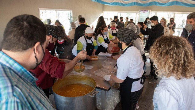 imagen La UNCUYO participó en el Locro Solidario del Día de la Independencia