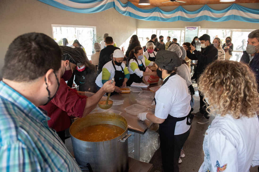 imagen La UNCUYO participó en el Locro Solidario del Día de la Independencia