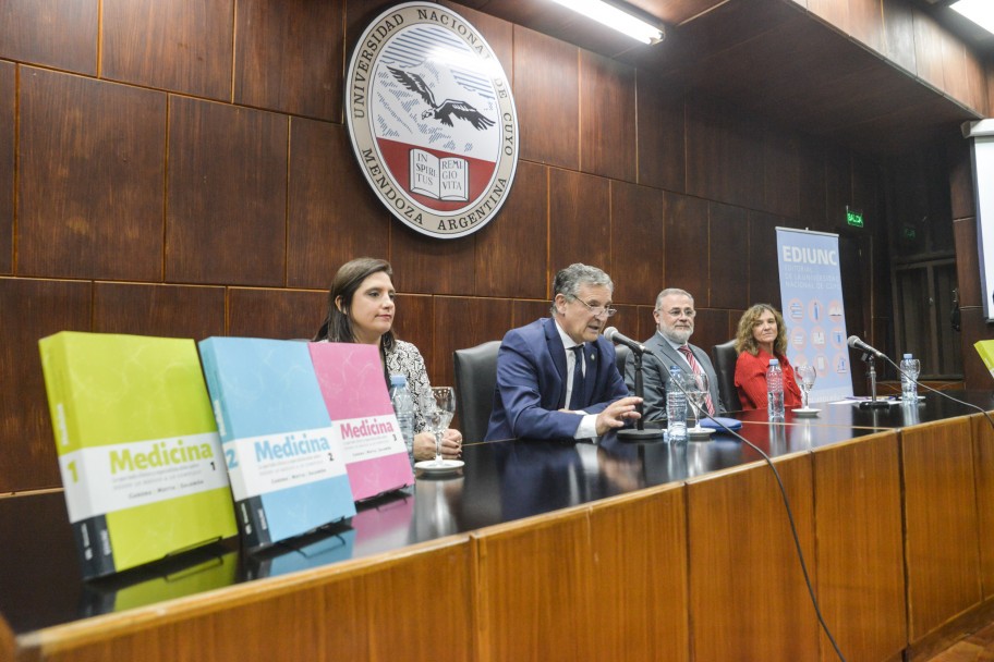 imagen Libro de Ediunc reúne lo que todo médico clínico y especialista debe saber