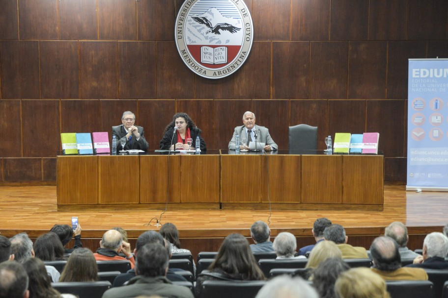 imagen Libro de Ediunc reúne lo que todo médico clínico y especialista debe saber