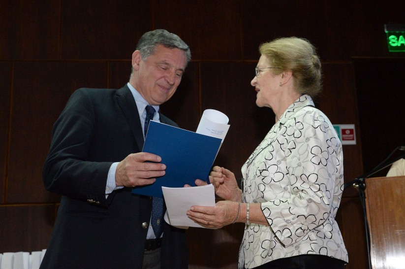 imagen Andrés Bajuk recibió un doctorado honoris Causa póstumo de la UNCuyo