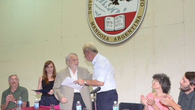 imagen Osvaldo Bayer presentó su Tratado de Pax en el Teatro Universidad