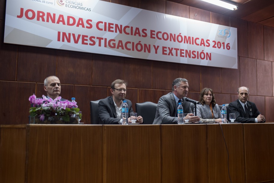 imagen Exhiben las últimas investigaciones en Ciencias Económicas