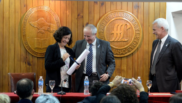 imagen "Tenemos muchos y grandes escritores porque tenemos educación pública"