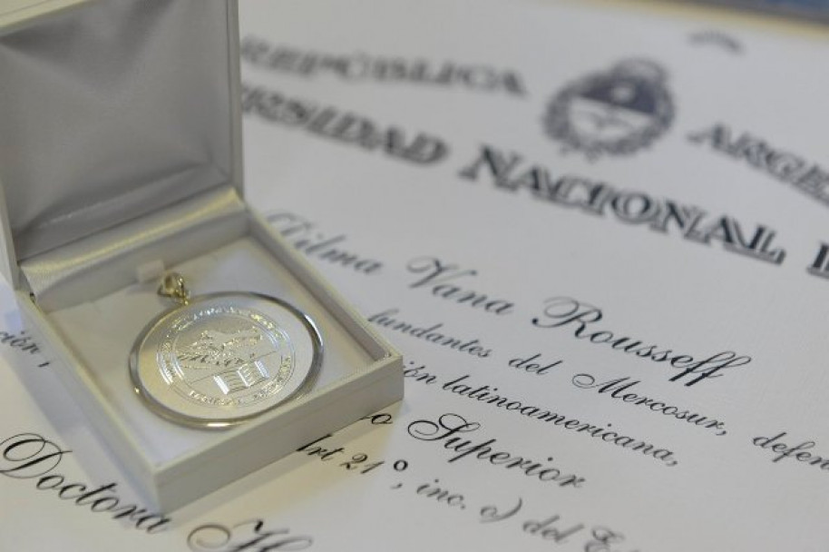 imagen Doctorado Honoris Causa de la UNCuyo y obsequios institucionales para presidentes de los países fundantes del Mercosur
