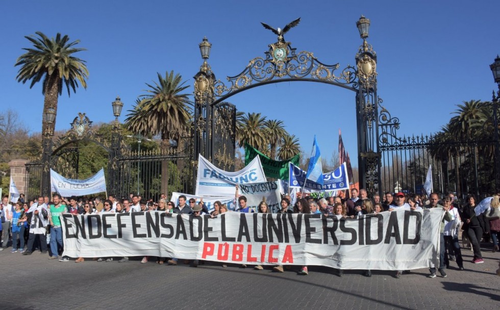 imagen Consejo Superior de la UNCuyo sesionó en la Plaza Independencia para analizar la situación de las universidades