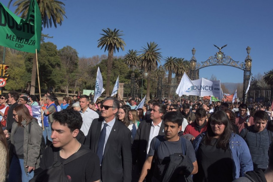 imagen Consejo Superior de la UNCuyo sesionó en la Plaza Independencia para analizar la situación de las universidades