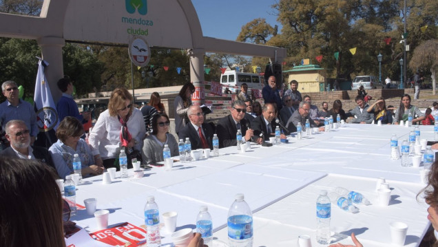 imagen Consejo Superior de la UNCuyo sesionó en la Plaza Independencia para analizar la situación de las universidades