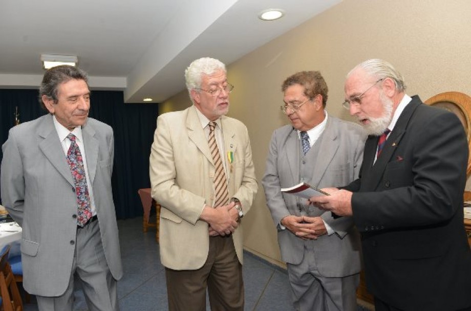 imagen Somoza distinguido por la Academia de Letras de Brasilia