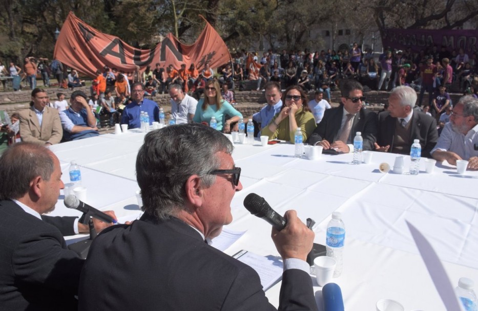 imagen Consejo Superior de la UNCuyo sesionó en la Plaza Independencia para analizar la situación de las universidades