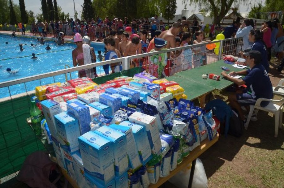 imagen Natatlón Solidario recaudó 130 kilos de leche y 70 bolsas de pañales
