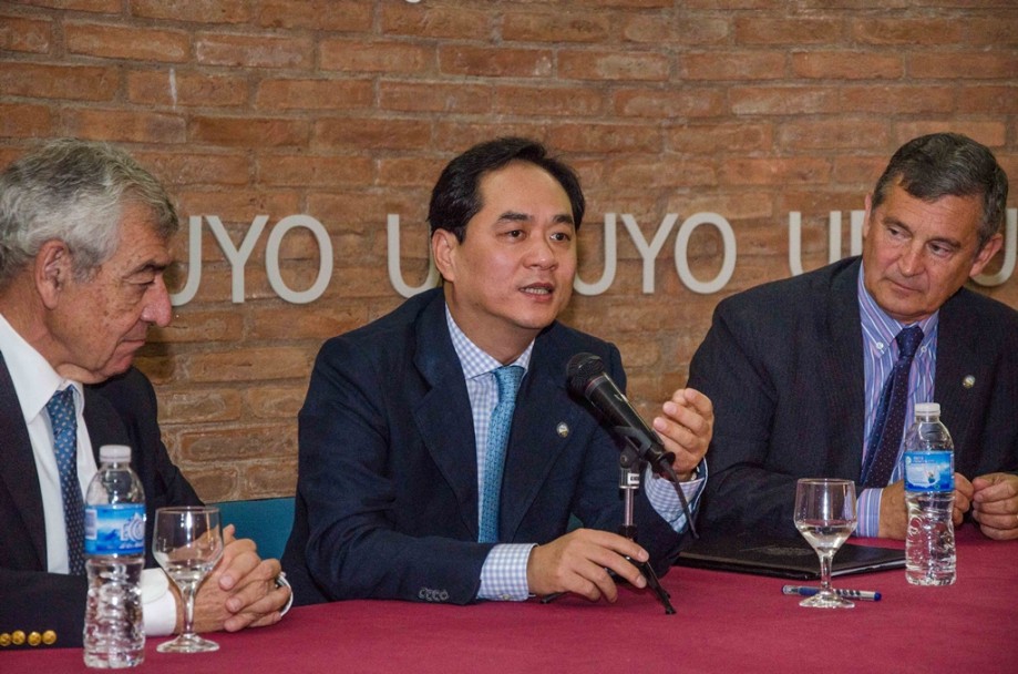 imagen Disertó en la UNCuyo el embajador de China en Argentina 
