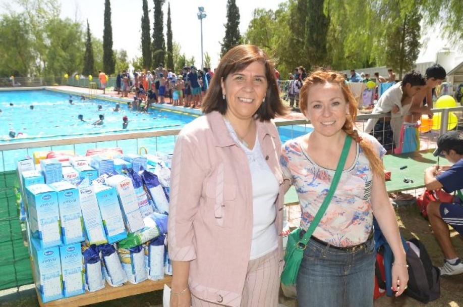 imagen Natatlón Solidario recaudó 130 kilos de leche y 70 bolsas de pañales
