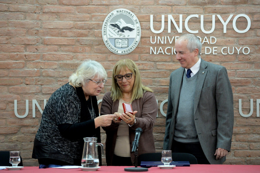 imagen Referente en estudios del discurso recibió Honoris Causa de la UNCUYO