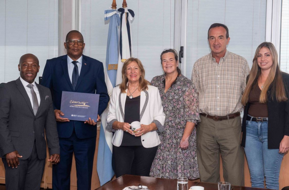 imagen Rectora y embajador de Haití dialogaron sobre cooperación internacional