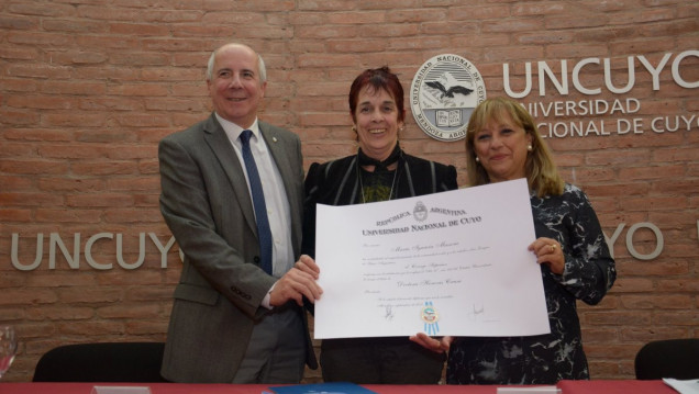 imagen Referente lingüística de la Lengua de Señas Argentina recibió el Honoris Causa