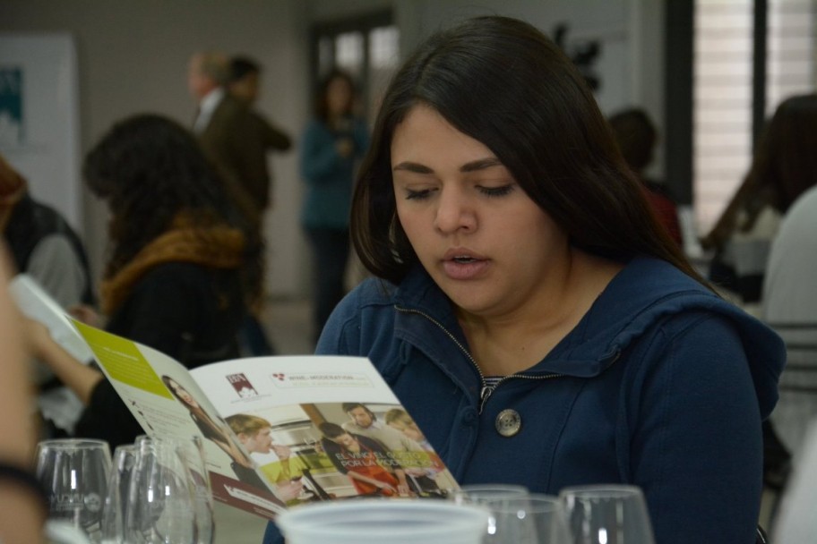 imagen Estudiantes aprenden a degustar vino