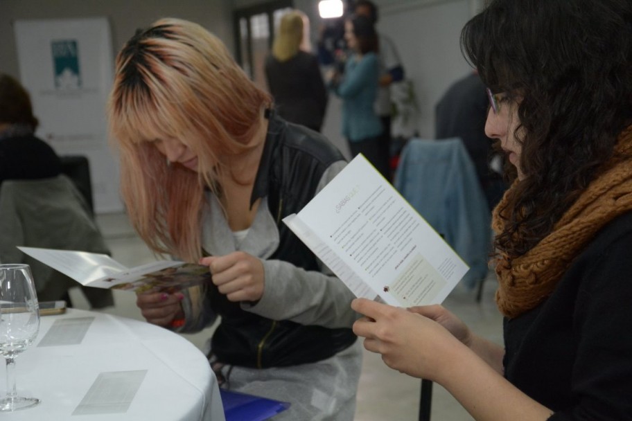 imagen Estudiantes aprenden a degustar vino