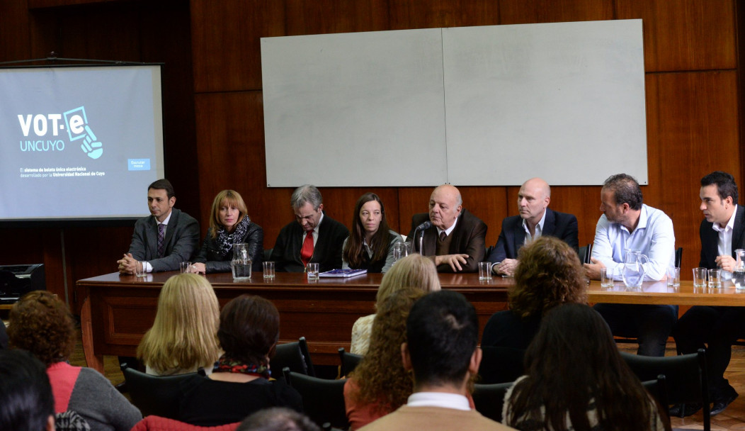 imagen La UNCUYO presentó a legisladores su sistema de voto electrónico