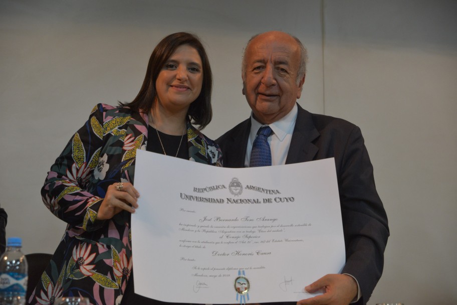 imagen Impulsor de la Ética del Cuidado nuevo Doctor Honoris Causa