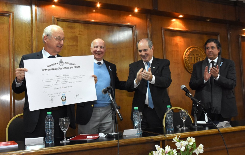 imagen Juez Internacional del Mar nuevo doctor Honoris Causa de la UNCuyo