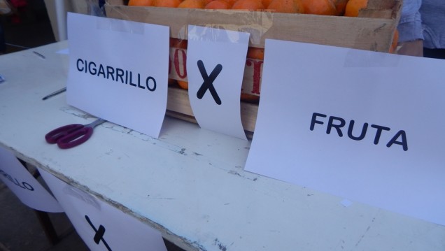imagen Intercambiaron frutas por cigarrillos para concientizar