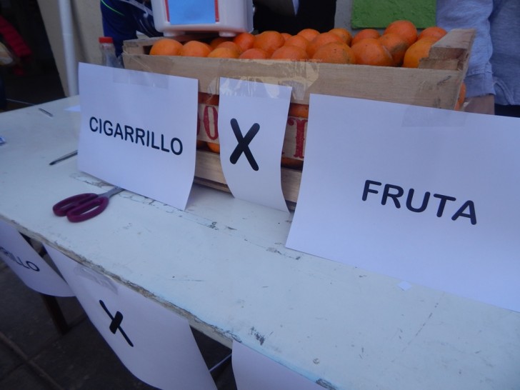 imagen Intercambiaron frutas por cigarrillos para concientizar