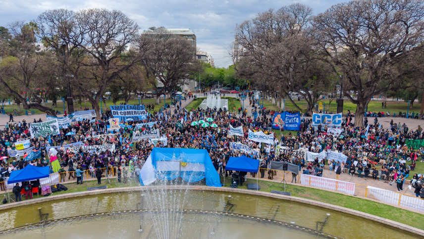 imagen que ilustra noticia Miles de personas marcharon en Mendoza por la Ley de Financiamiento Universitario