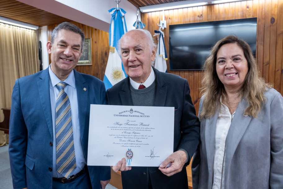 imagen Hugo Francisco Bauzá es Doctor Honoris Causa de la UNCUYO