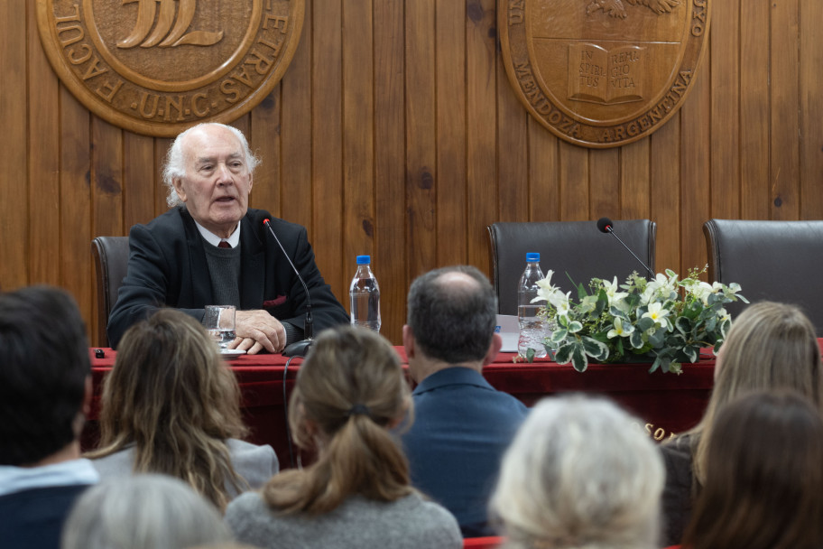 imagen Hugo Francisco Bauzá es Doctor Honoris Causa de la UNCUYO