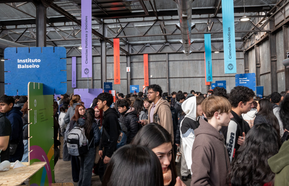 imagen Miles de jóvenes recorren la Expo Educativa en su primer día