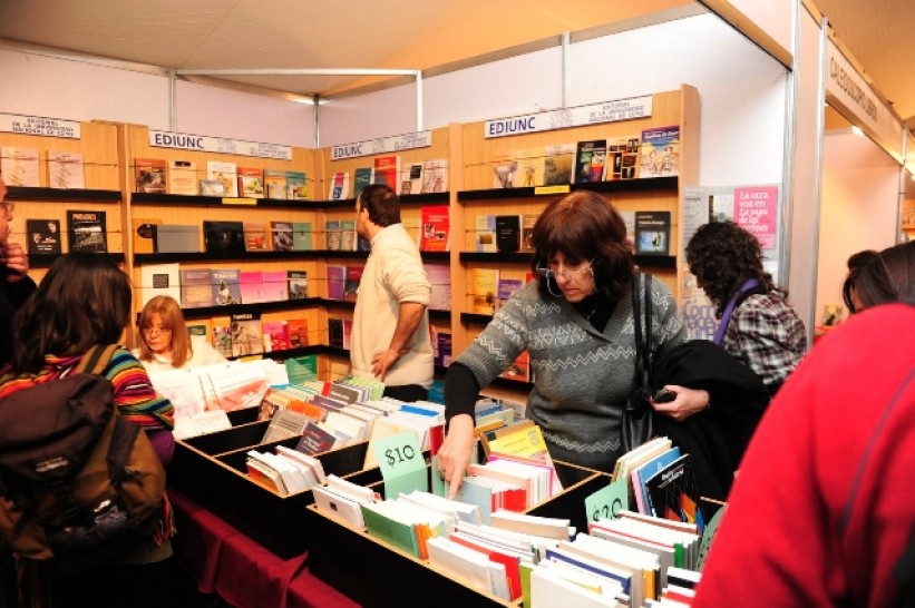 imagen Stand de la Ediunc suma nuevas publicaciones en la Feria del Libro