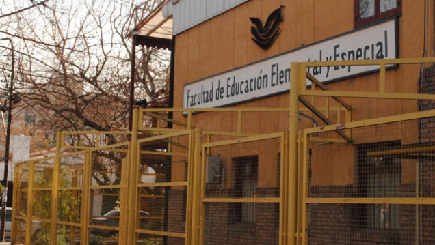 imagen Citan a graduados de la Facultad de Educación